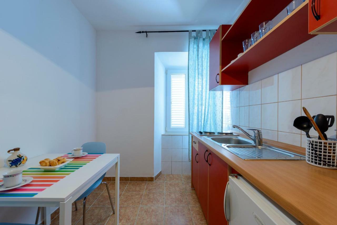 Regina Apartment *